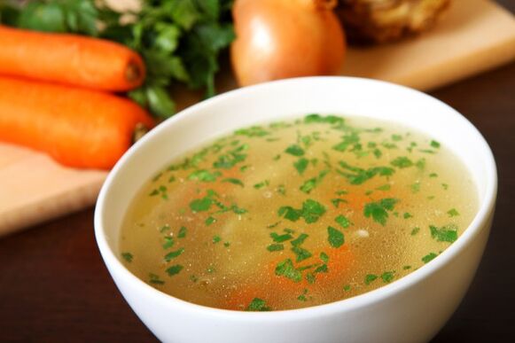 Η σούπα με ζωμό κρέατος είναι ένα νόστιμο πιάτο στο μενού της δίαιτας κατανάλωσης