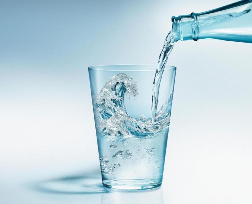 Κατά τη διάρκεια της δίαιτας πόσης πρέπει να πίνετε άφθονο καθαρό νερό