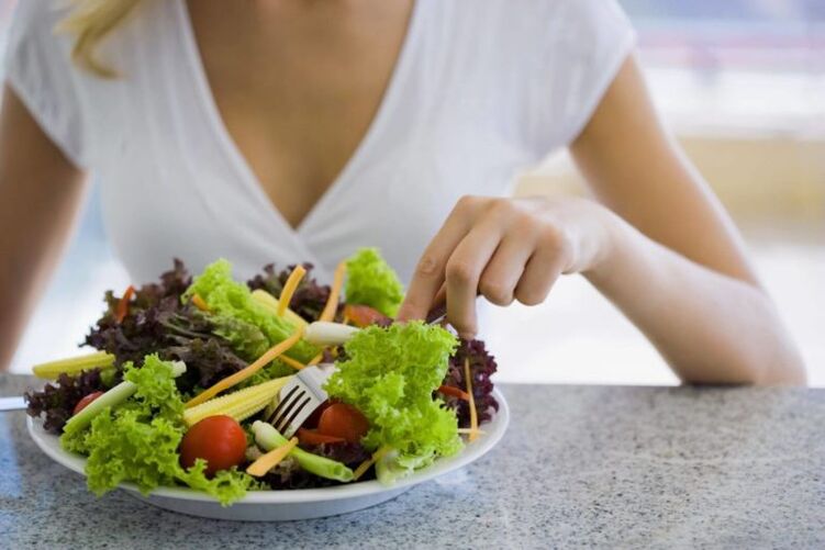 τρώτε σαλάτα λαχανικών στην αγαπημένη σας δίαιτα
